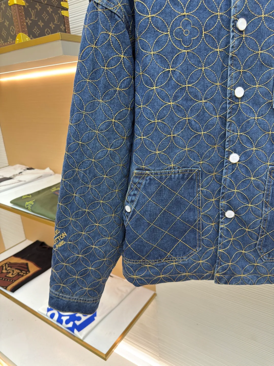 LOUIS VUITTON nigo boot thread embroidered denim jacket ●Authentic product: purchased and developed by 32609 ●Item number: 1680652-B60 ●Fabric: denim fabric ●Technology: jacquard embroidery production ●Version: fitted version ●Weight: about 1210 grams ●Size: 46-48-50-52 ●Description: Using embroidery pattern stitching, the rice grain full-frame embroidery process is characterized by using fine embroidery techniques to evenly and densely embroider patterns or patterns similar to the size of rice grains on the entire embroidery to achieve full coverage, exquisite and delicate visual effects. During embroidery, the use of stitches and embroidery threads forms small units similar to rice grains. These units are closely arranged to form the overall pattern. The craftsmanship is quite complex, giving people an artistic visual enjoyment. The inner cover is pieced together, and the one that comes into contact with the skin is cotton. The process is cumbersome and synchronized with the original version. The flat nails and door sill buttons are clearly and delicately engraved, the environmentally friendly electroplating adopts a bronze opening and closing design, the back waist leather plate has an iron-moulded pattern with contrasting colors, and is made of genuine first-layer cowhide suede. A full set of new accessories are customized simultaneously, and the details are handled perfectly. The skateboard has a straight design, a loose cut, wide and stylish, focusing on the comfort and freedom of wearing the upper body. Compatible with the same series, exclusive product. The overall wiring is straight and delicate, the fabric is comfortable and soft, and the color is consistent without color difference. It can be matched with the same style to create a fashionable look and control various occasions. Customized accessories, complete with three standards, same style for men and women!